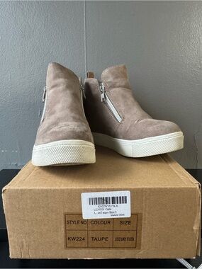 Size 2 CCVON Kids Taupe Wedge Zip Boots